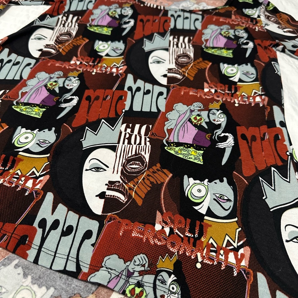 LuLaRoe Disney Evil Queen Lynnae, Split personality shirt. XS